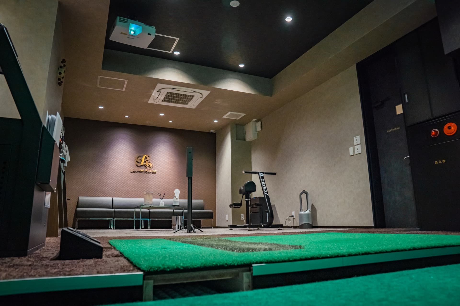 トレーナーが会員のトレーニングを案内する様子