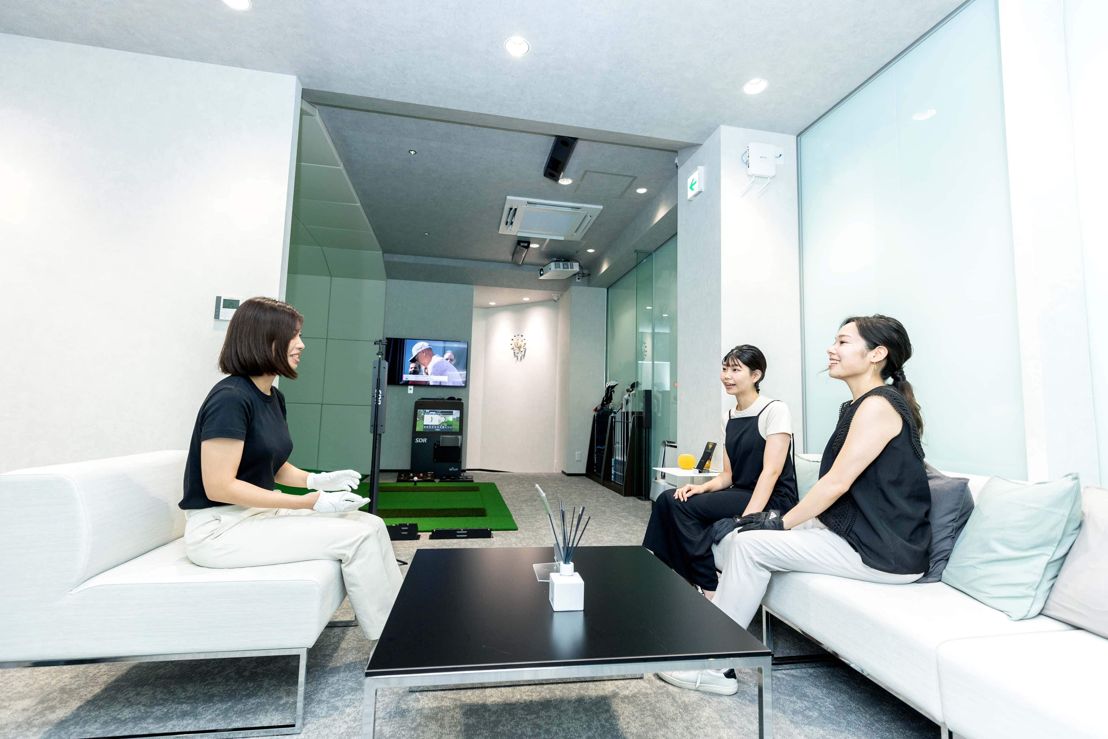 落ち着いた雰囲気の店舗ラウンジ