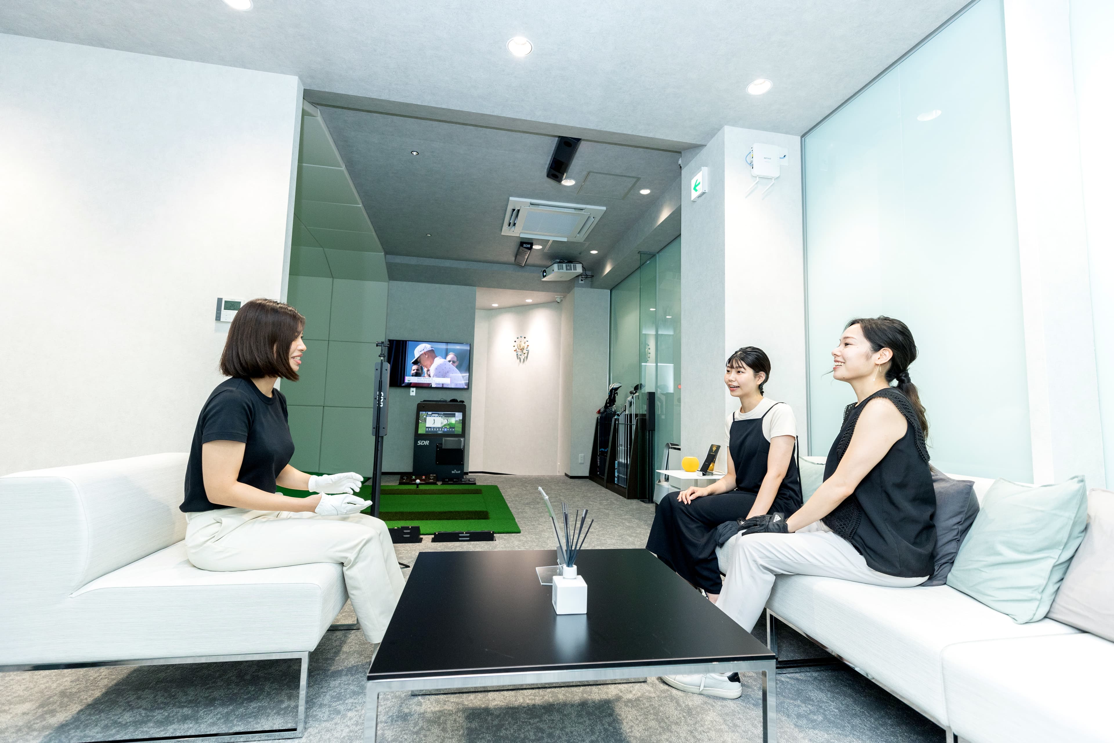 ラウンジエリアで過ごす会員の様子