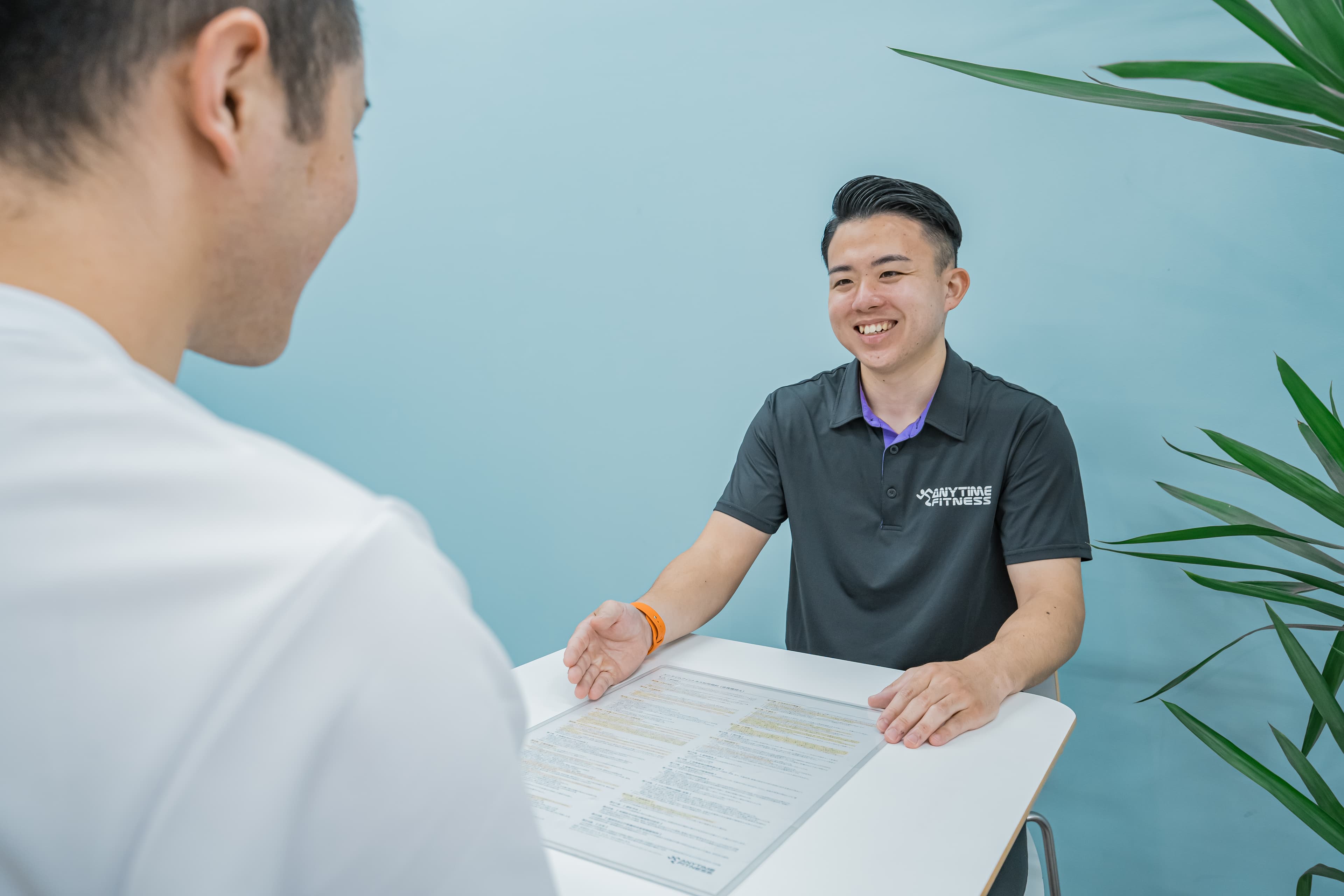 スタッフが会員をお迎えし、丁寧に案内する様子